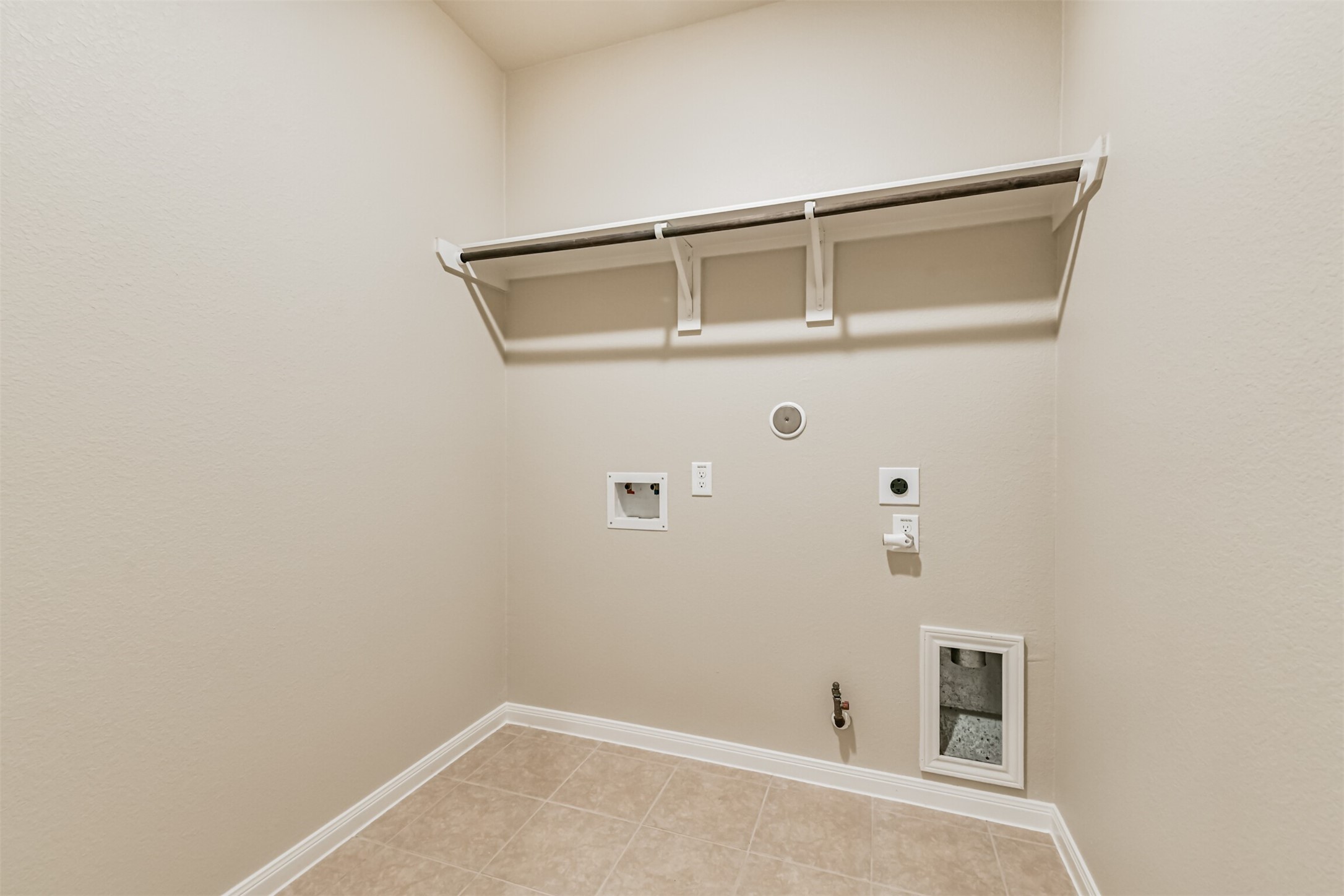 12638 Silver Winter Trail Houston, TX 77014 - Photo 13 of 35 Utility Room is Centrally Located on the First Floor, So Easy to Cook and Wash Clothes at the Same Time Without Racing Up and down the Stairs!