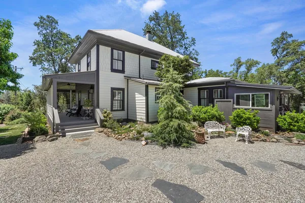 a view of a back yard