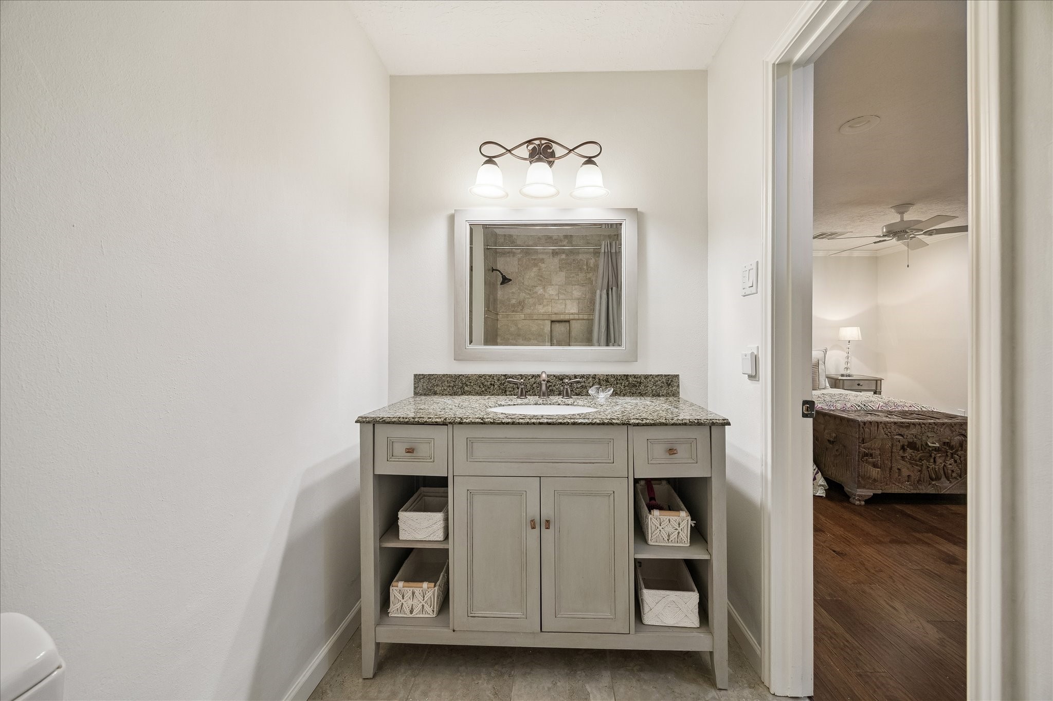 4520 Dickson Street Houston, TX 77007 - Photo 18 of 25 Private bath for the second room.