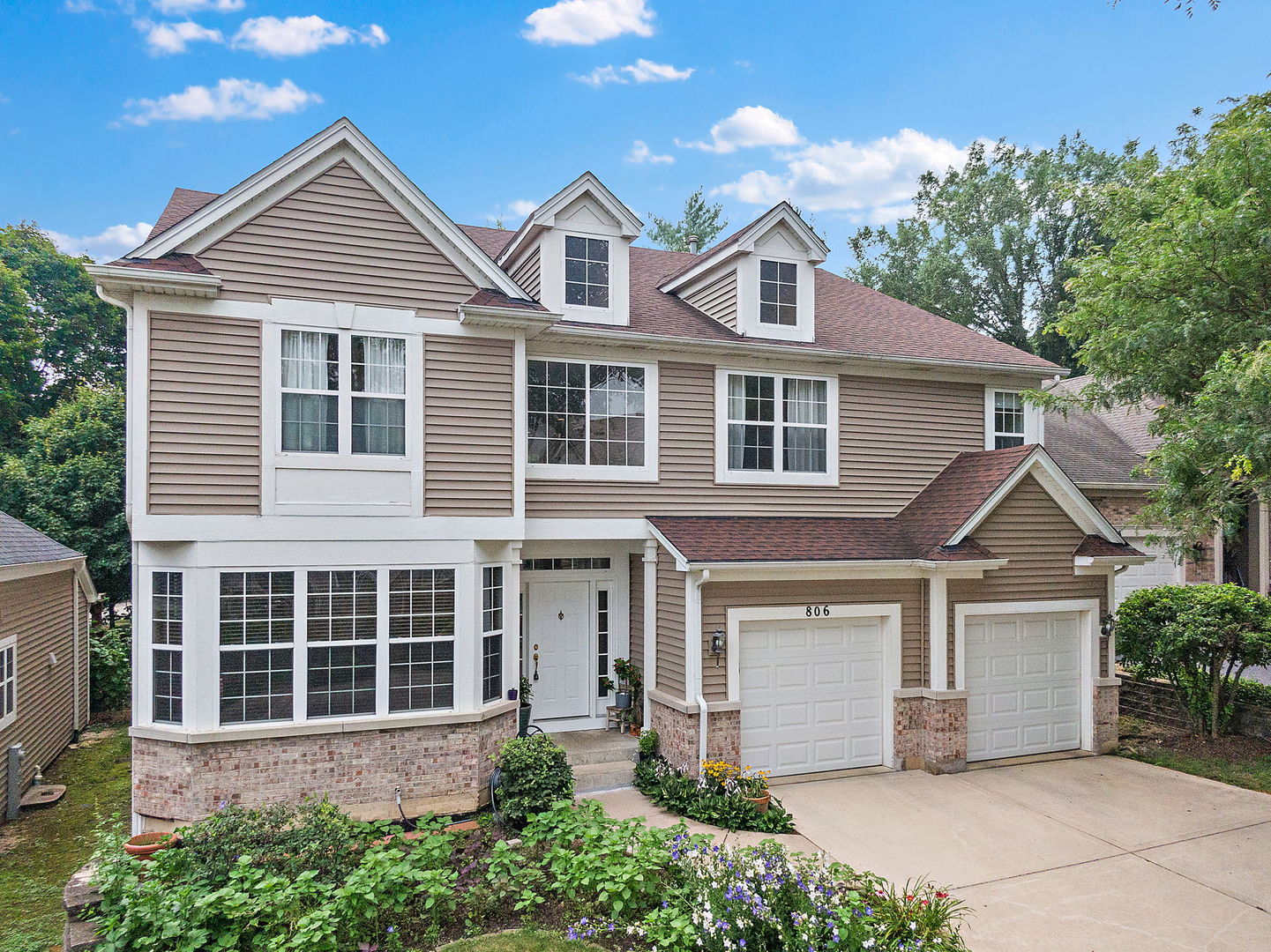 806 Viewpointe Drive St. Charles, IL 60174 - Photo 2 of 46 front view of a house with a yard