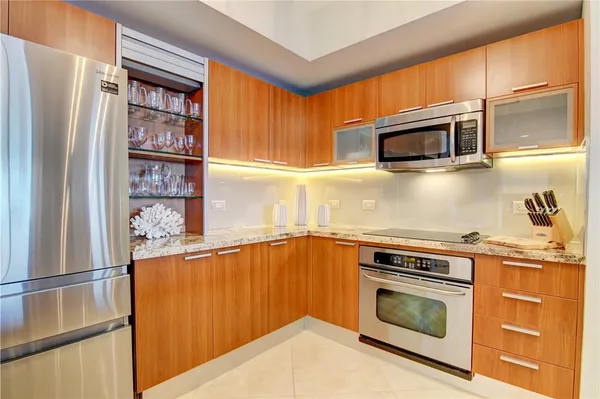 $6,000 | 2640 Lake Shore Drive, Unit 2211, Riviera Beach, FL 33404