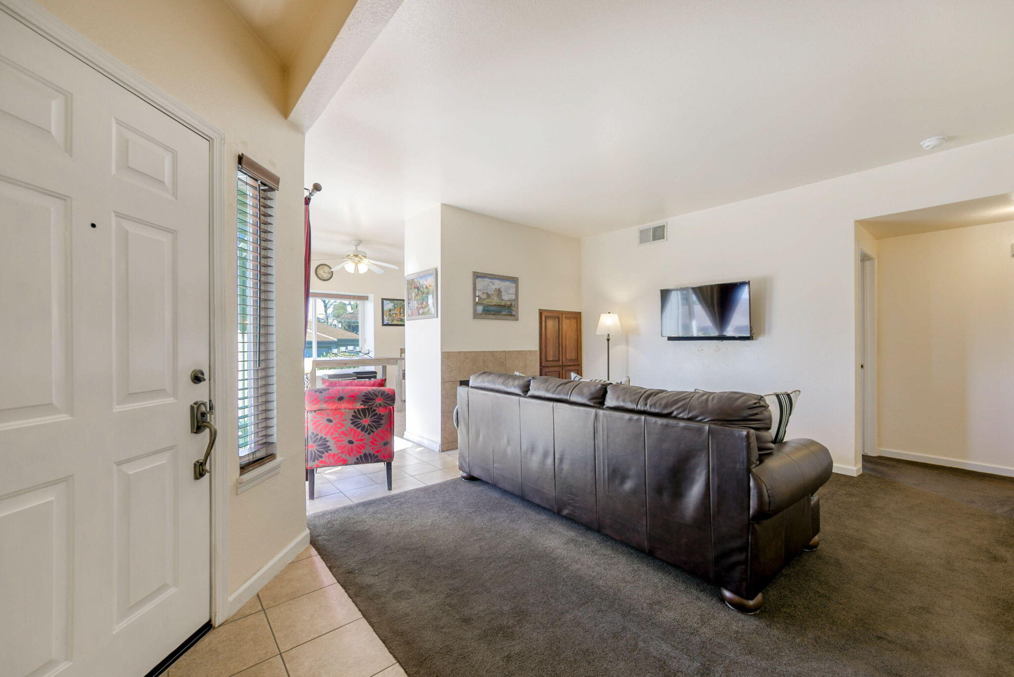 426 Ridgecrest Trail, Unit 125 Redding, CA 96003 - Photo 27 of 56 Living Room / Entry