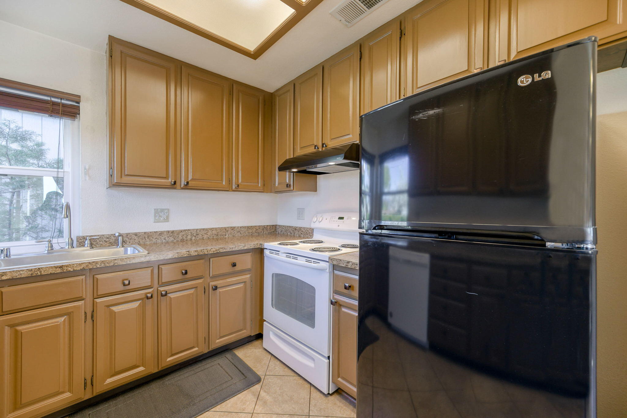 426 Ridgecrest Trail, Unit 125 Redding, CA 96003 - Photo 35 of 56 Updated Kitchen
