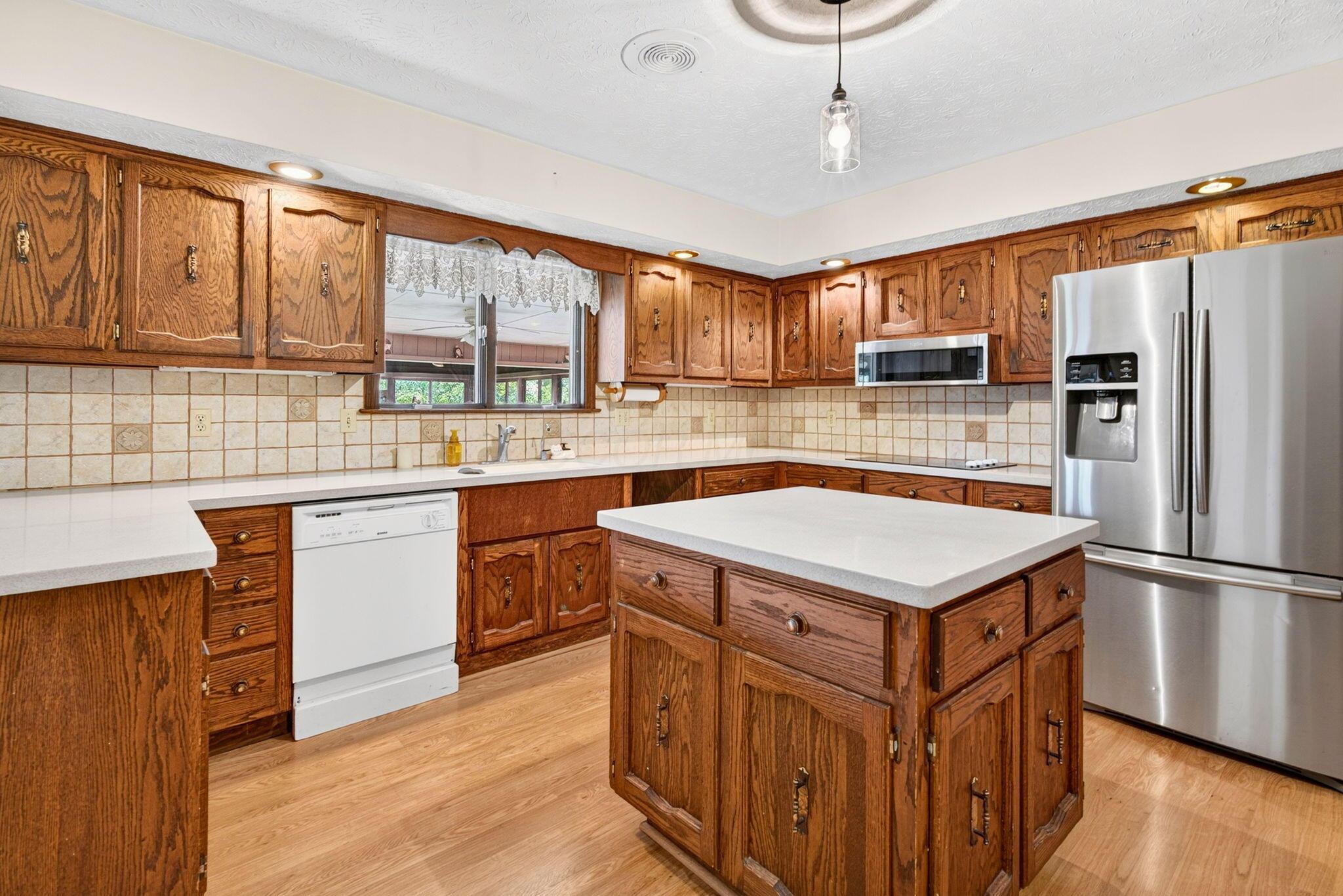 6832 Young Road Orient, OH 43146 - Photo 11 of 59 Kitchen Island