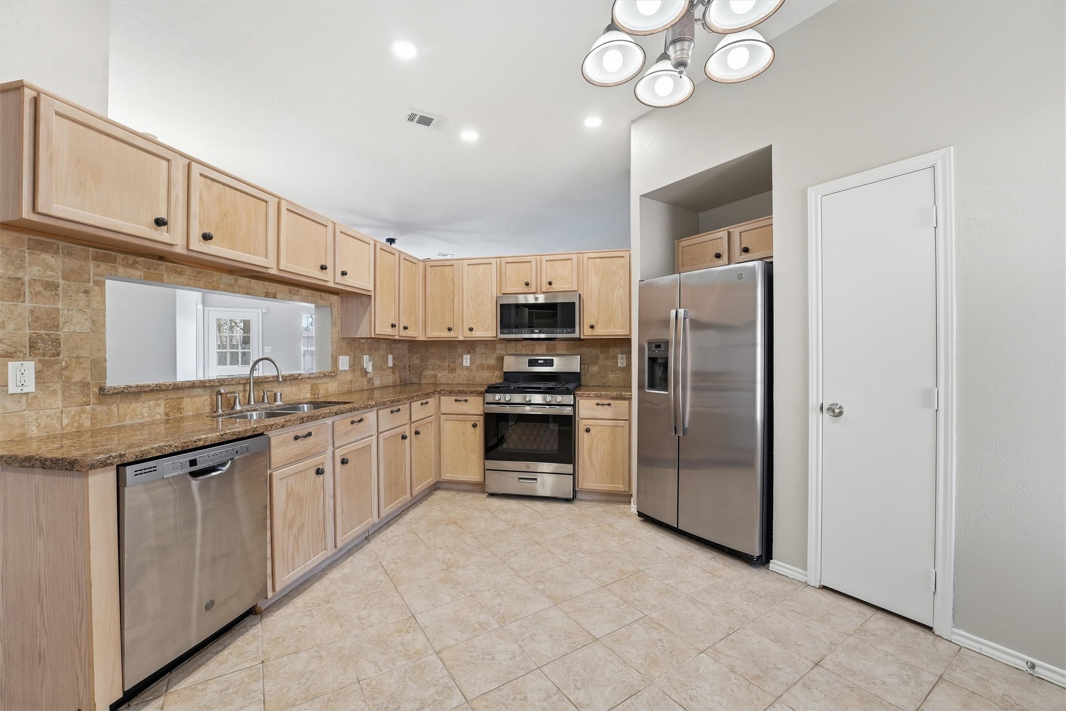 2618 Heather Knoll Drive Spring, TX 77373 - Photo 13 of 32 a kitchen with granite countertop a refrigerator oven a sink and dishwasher
