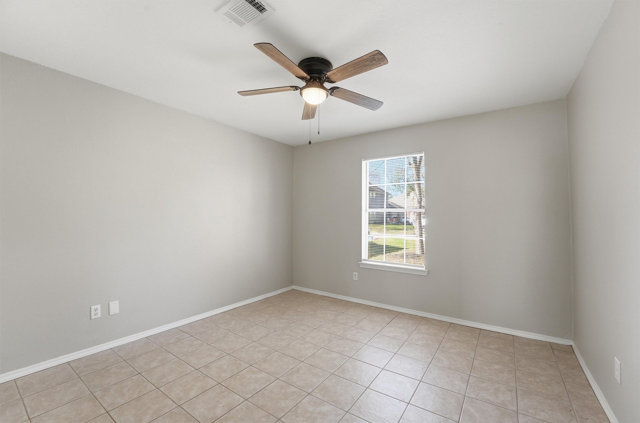2618 Heather Knoll Drive Spring, TX 77373 - Photo 24 of 32 an empty room with ceiling fan and window