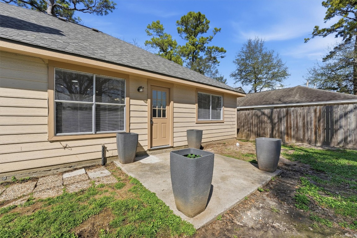 2618 Heather Knoll Drive Spring, TX 77373 - Photo 28 of 32 a view of a backyard with sitting area