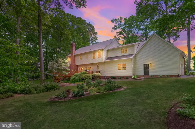 a view of a back yard of the house
