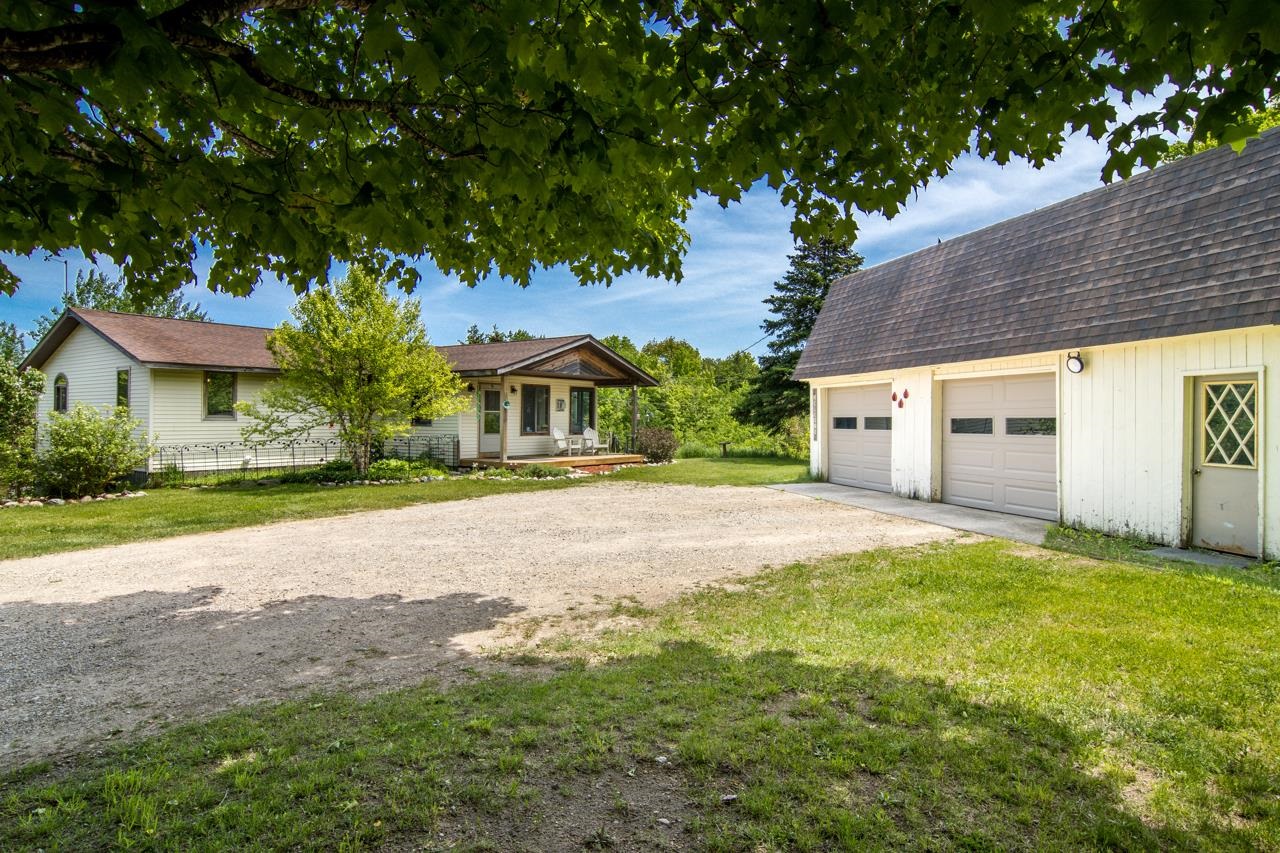 13686 Clark Road Charlevoix, MI 49720 - Photo 6 of 47 1931441-250e301b-5c0a-4074-825d-c4fc7d09e5c3.JPG