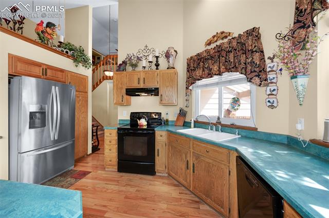 5220 Silo Ridge Colorado Springs, CO 80917 - Photo 13 of 36 Roomy kitchen