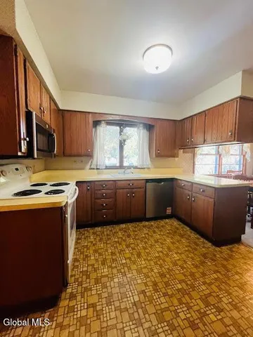 $279,900 | 1012 John Alden Lane, Rotterdam, NY 12306