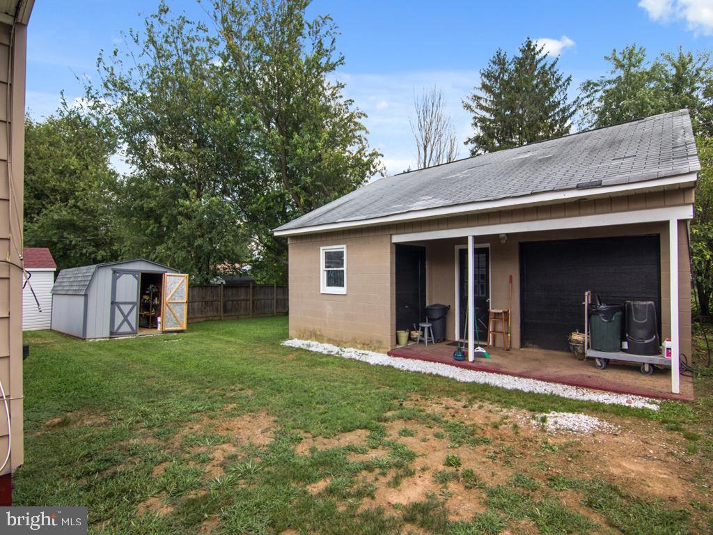 3817 Elmcroft Road Randallstown, MD 21133 - Photo 11 of 33 This could be a great work space.