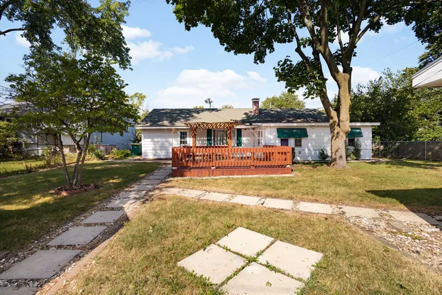 a view of a house with a yard