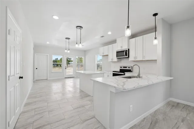 $419,900 | 956 South S Highway, Bastrop, TX 78602