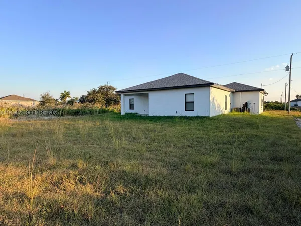 $2,100 | 2706 72nd Street West, Lehigh Acres, FL 33971