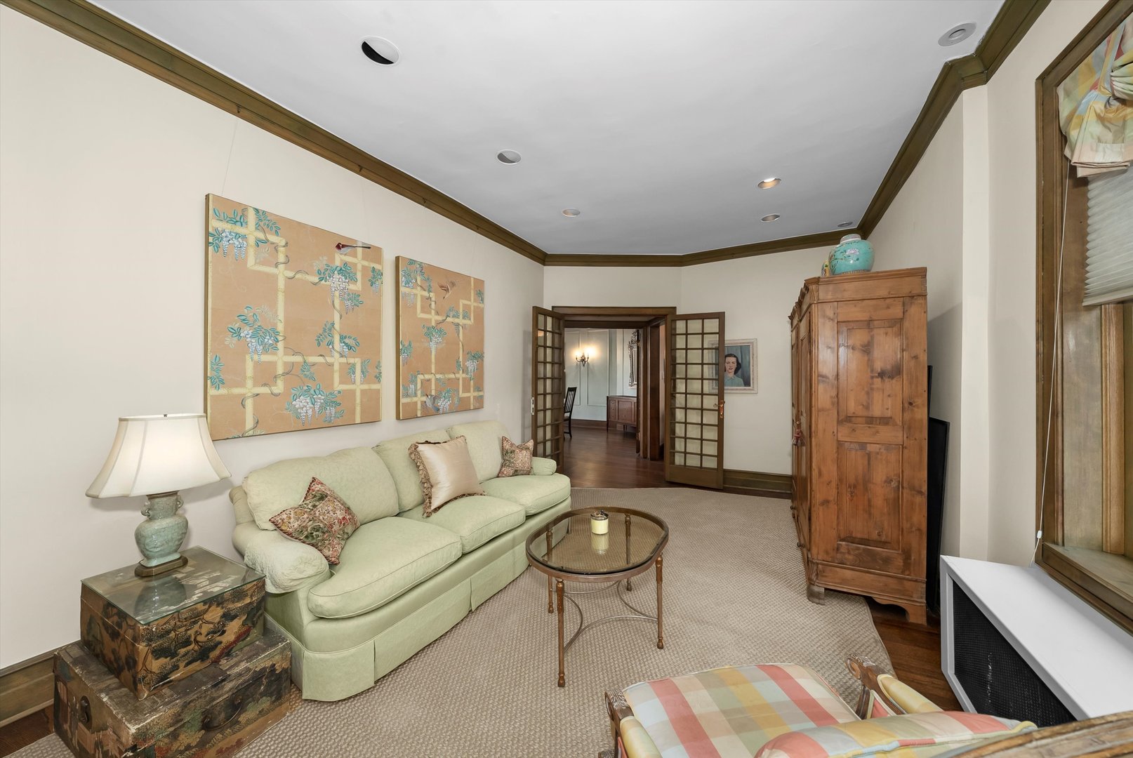 666 West Irving Park Road, Unit I4 Chicago, IL 60613 - Photo 7 of 27 a living room with furniture and a window