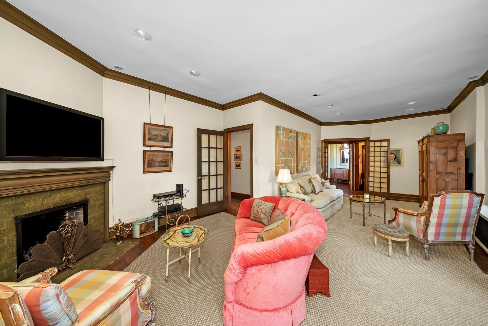 666 West Irving Park Road, Unit I4 Chicago, IL 60613 - Photo 8 of 27 a living room with furniture fireplace and flat screen tv