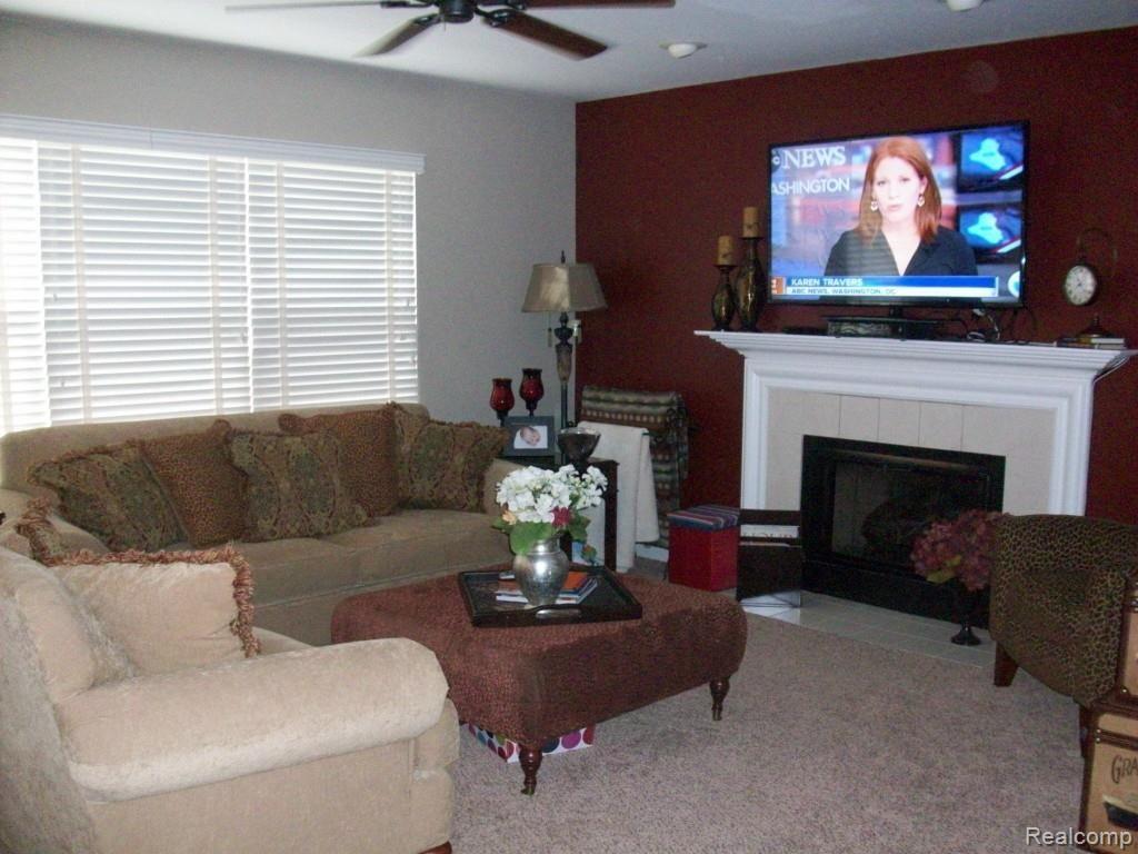 3710 Briarbrooke Lane Rochester, MI 48306 - Photo 10 of 22 Briarbrooke family room.jpg