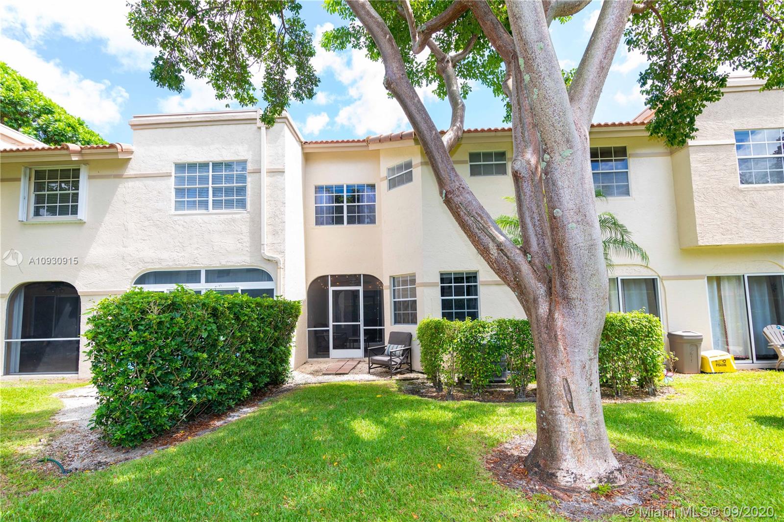 6607 Via Regina Boca Raton, FL 33433 - Photo 35 of 40 a front view of a house with garden