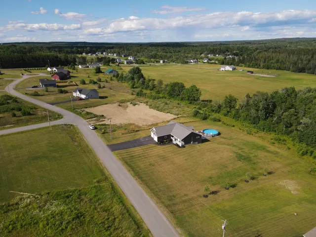 $549,900 | 204 Edenfield Drive, Hermon, ME 04401