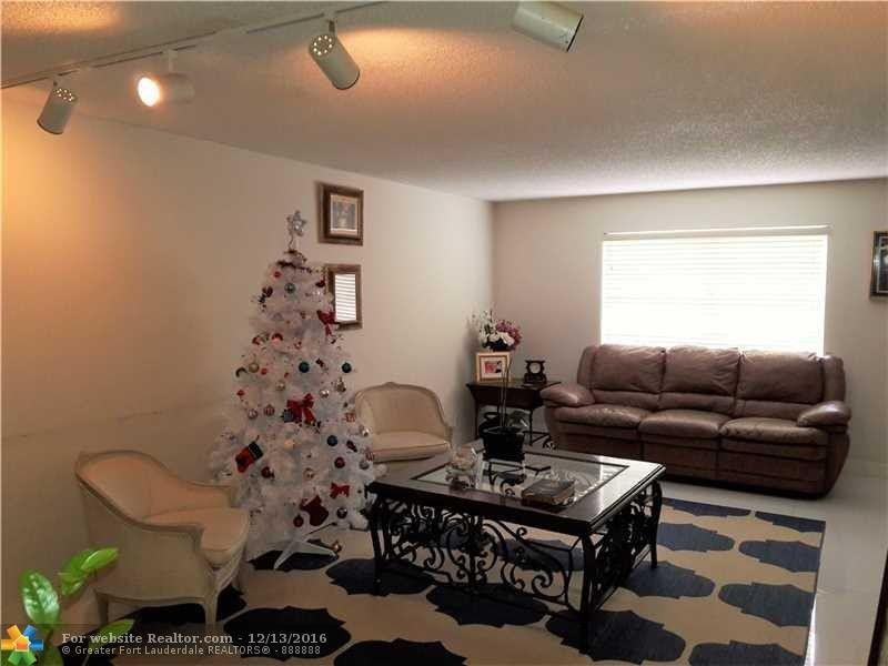 3316 Quail Close, Unit 21 Pompano Beach, FL 33064 - Photo 5 of 13 a living room with furniture and a potted plant