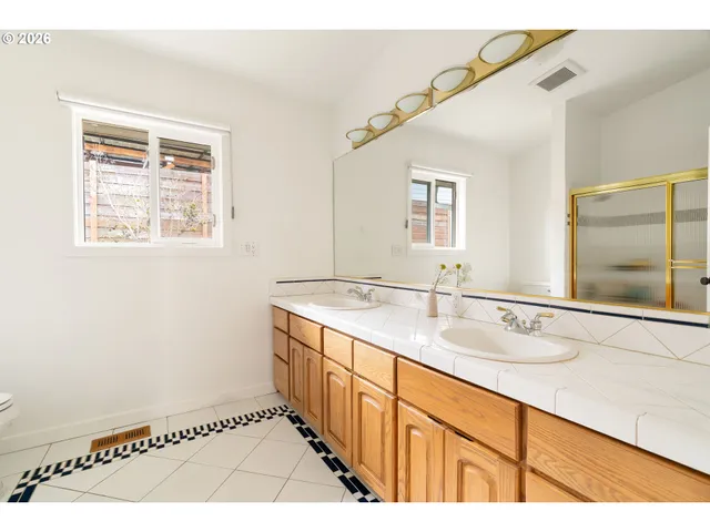 $989,000 | 7323 Southwest 24th Avenue, Portland, OR 97219