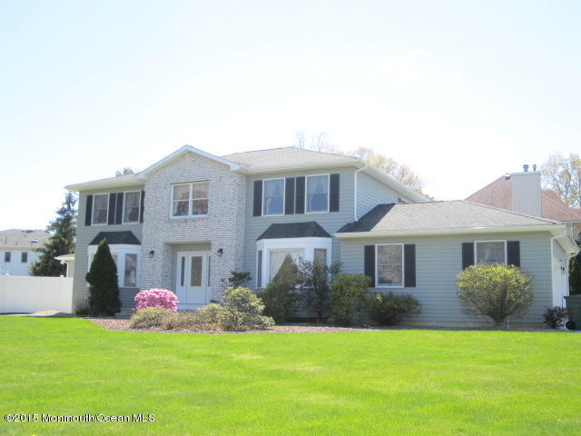 9 Georgetown Road Eatontown, NJ 07724 - Photo 3 of 33 a front view of a house with a garden
