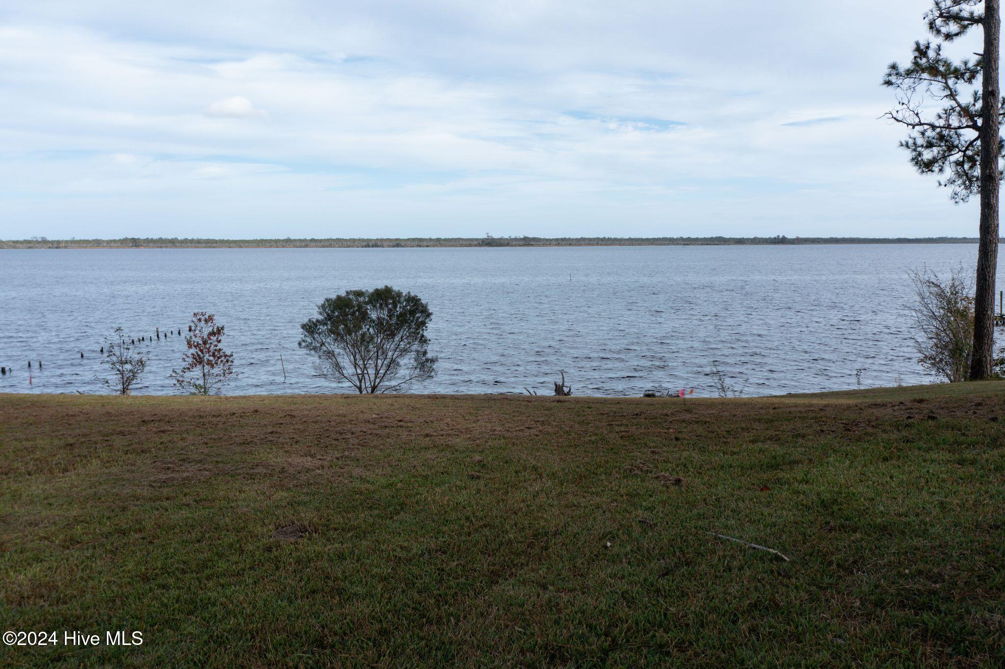 2108 Neuse Cliffs Drive New Bern, NC 28560 - Photo 8 of 13 2108 Neuse Cliffs Rd-8
