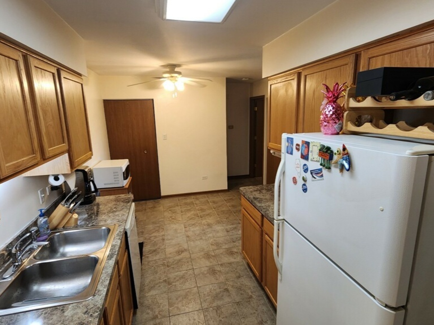 6440 Pamela Lane, Unit 12 Chicago Ridge, IL 60415 - Photo 4 of 15 a refrigerator freezer sitting inside of a kitchen