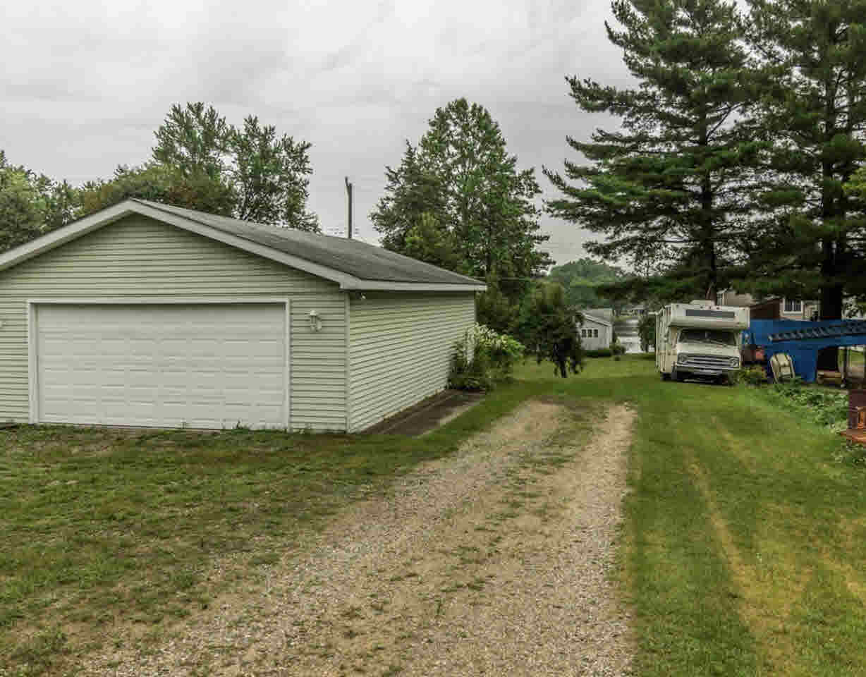 6210 Bullard Road Fenton, MI 48430 - Photo 23 of 27 21321164-22.JPG