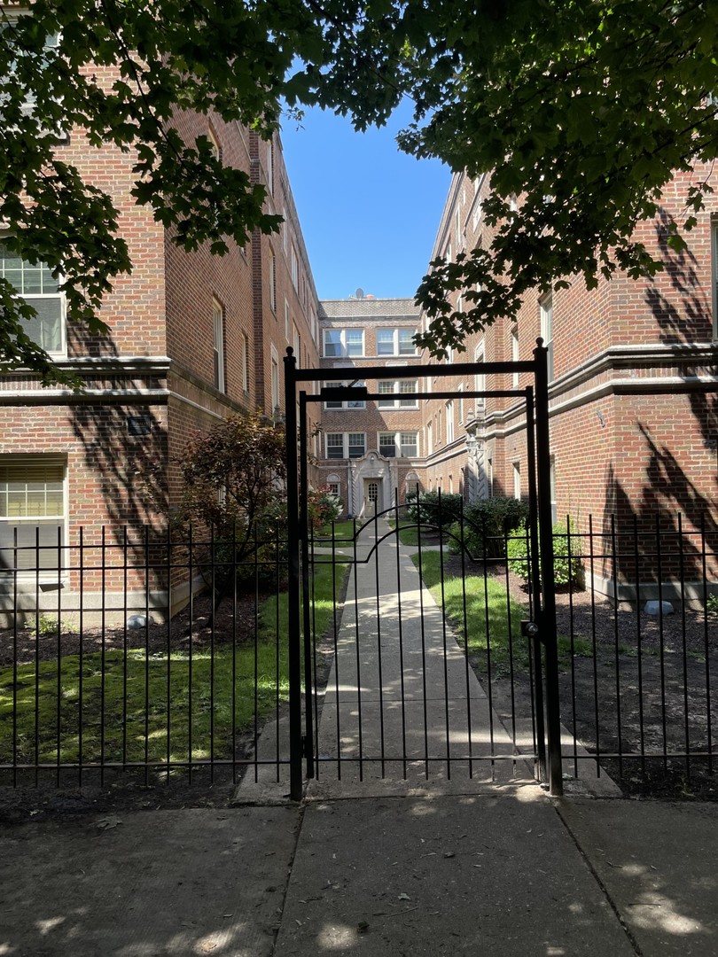7318 North Honore Street, Unit 403 Chicago, IL 60626 - Photo 1 of 15 a view of a street from a building