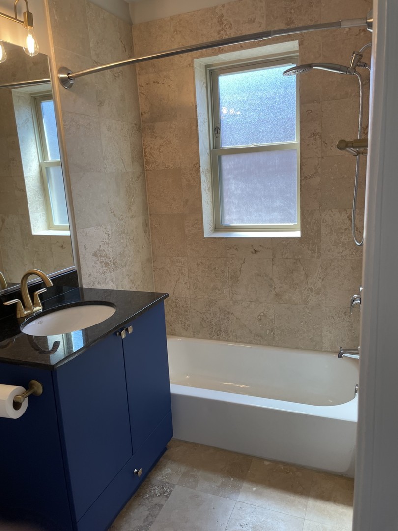 7318 North Honore Street, Unit 403 Chicago, IL 60626 - Photo 8 of 15 a bathroom with a sink and a bathtub