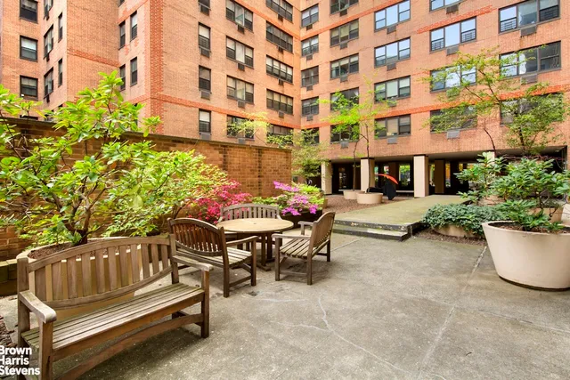 $799,000 | 340 East 80th Street, Unit 21J | Upper East Side