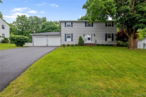 $299,900 | 102 Croyden Lane, De Witt, NY 13224
