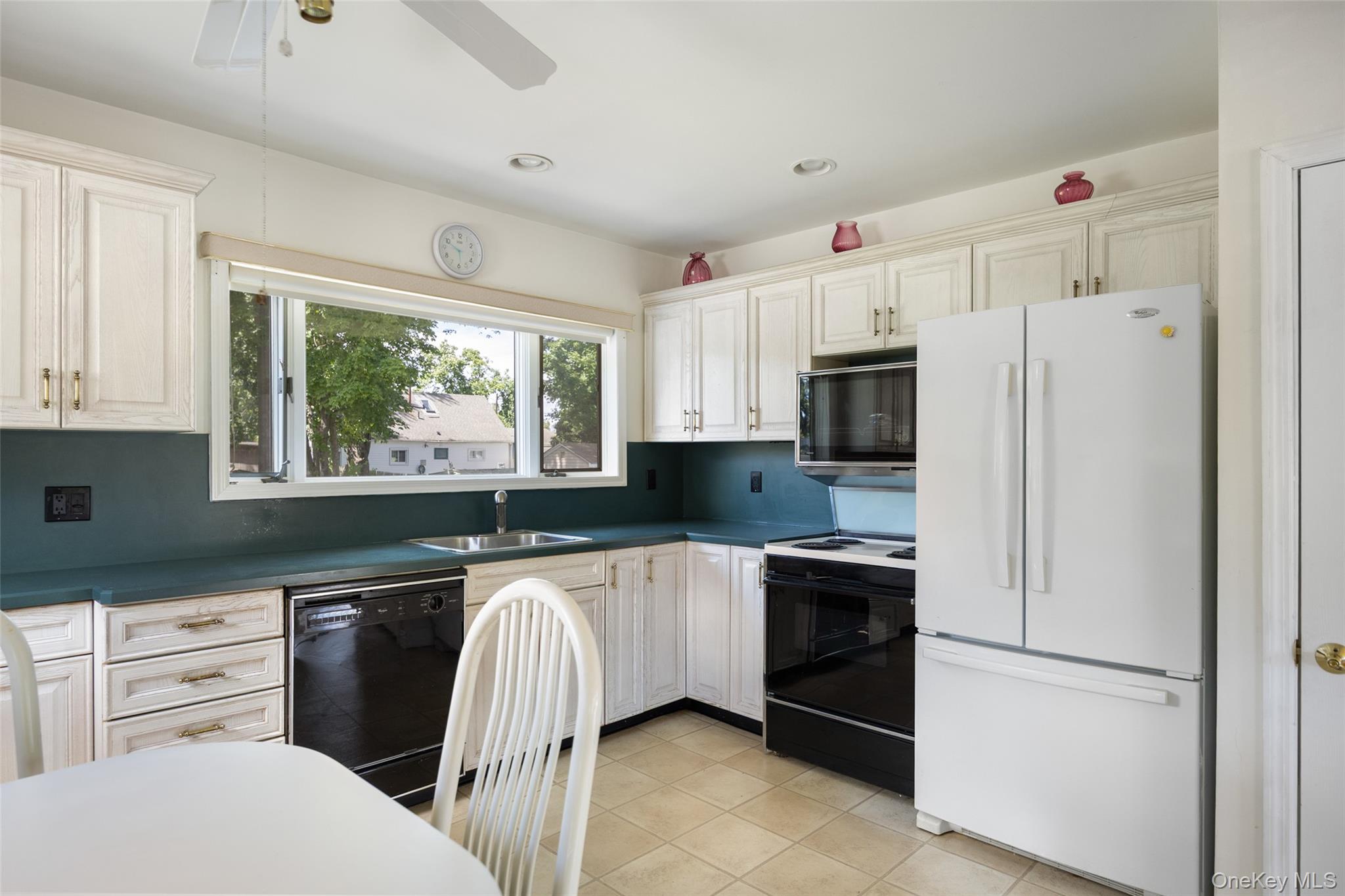 95 Laurel Road Lindenhurst, NY 11757 - Photo 4 of 28