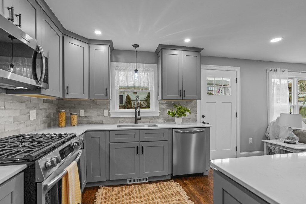 140 Redwood Road Portsmouth, RI 02871 - Photo 4 of 41