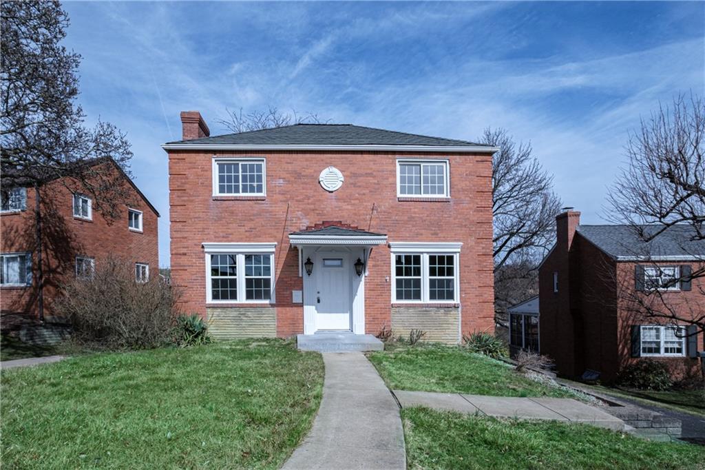 4 Robinhood Road Pittsburgh, PA 15220 - Photo 2 of 25 a front view of a house with garden