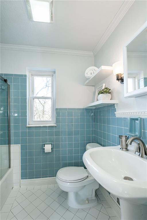 4 Robinhood Road Pittsburgh, PA 15220 - Photo 22 of 25 a bathroom with a sink a toilet and a mirror