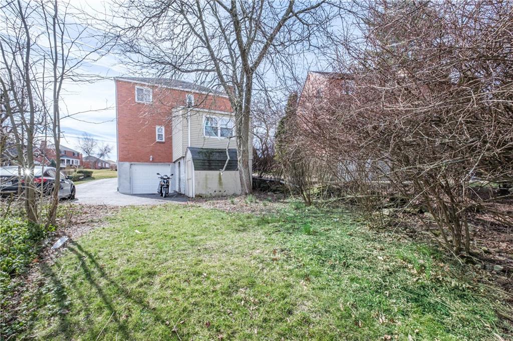 4 Robinhood Road Pittsburgh, PA 15220 - Photo 24 of 25 a backyard of a house with table and chairs