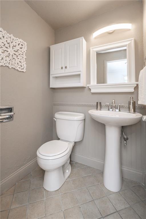 4 Robinhood Road Pittsburgh, PA 15220 - Photo 8 of 25 a bathroom with a sink toilet and a mirror