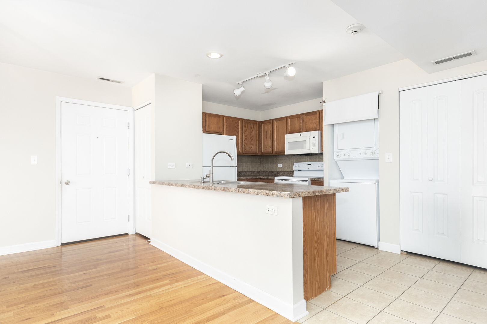 3447 Ridgeland Avenue, Unit 203 Berwyn, IL 60402 - Photo 6 of 17