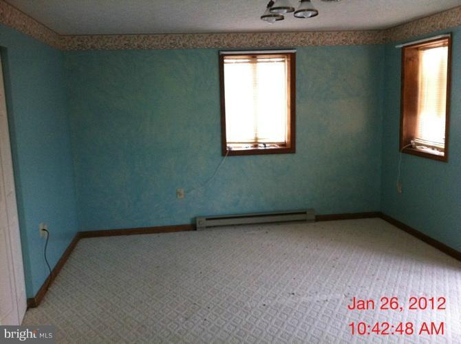 17 Darbys Court Falling Waters, WV 25419 - Photo 7 of 14 an empty room with a window