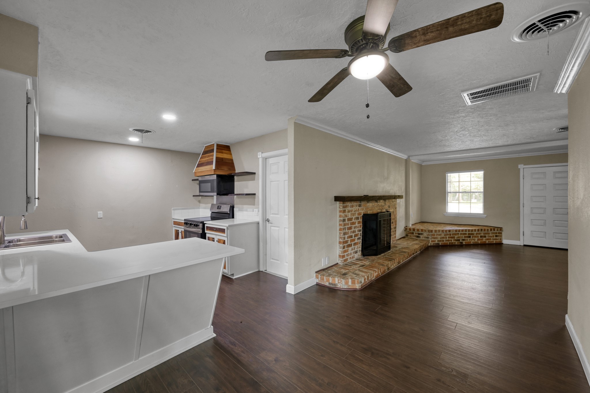 13544 Northshore Loop Conroe, TX 77304 - Photo 17 of 34 Dining area with bar for comfort and convenience