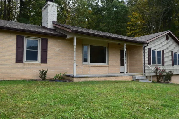 a view of a house with a yard