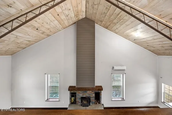 a view of entryway with an front door