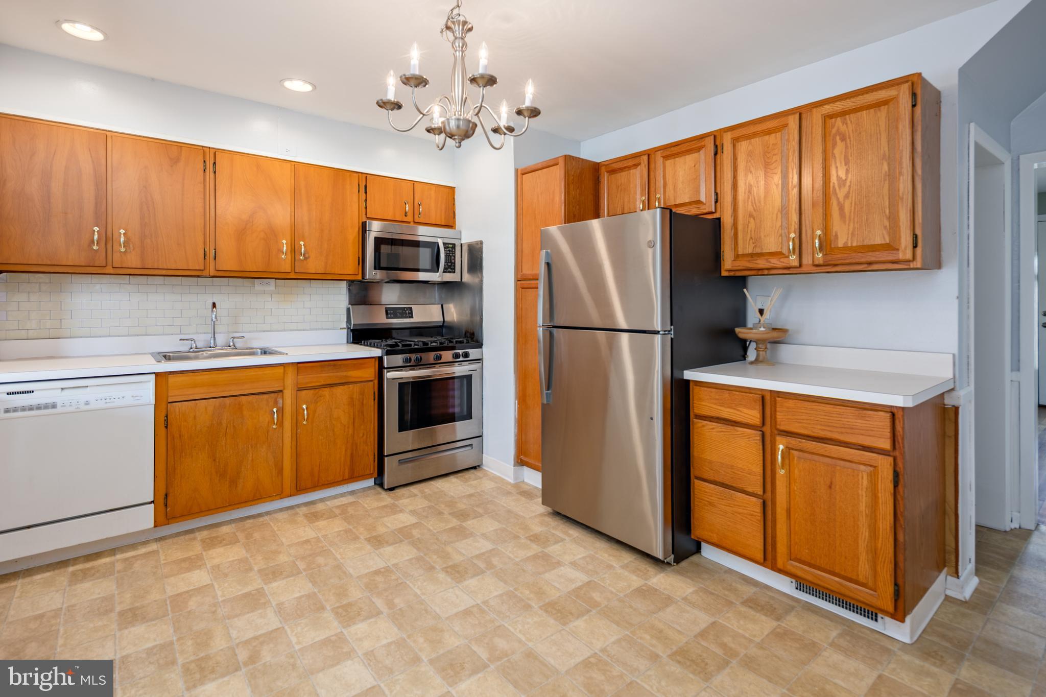 8546 Oakleigh Road Baltimore, MD 21234 - Photo 9 of 38 Country kitchen