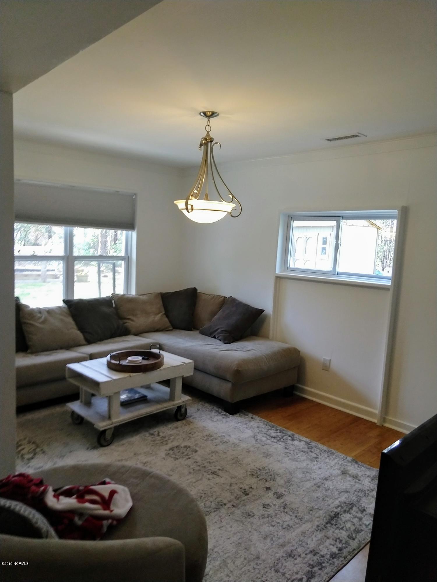 142 Hughes Road Hampstead, NC 28443 - Photo 5 of 22 livingrm
