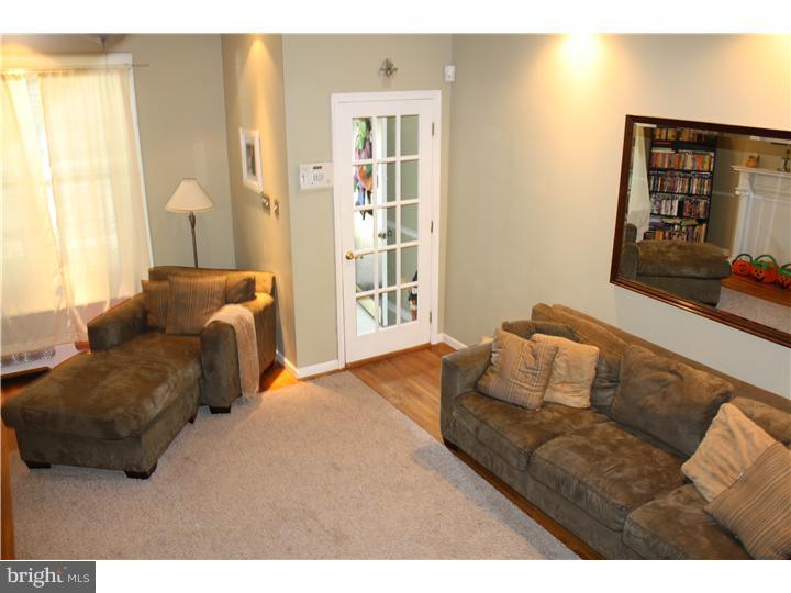 265 Rochelle Avenue Philadelphia, PA 19128 - Photo 4 of 24 Living Room