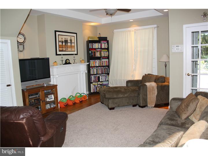 265 Rochelle Avenue Philadelphia, PA 19128 - Photo 5 of 24 Living Room