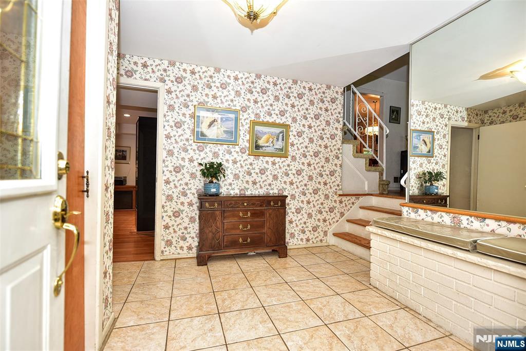 63 Eleron Place Wayne, NJ 07470 - Photo 3 of 31